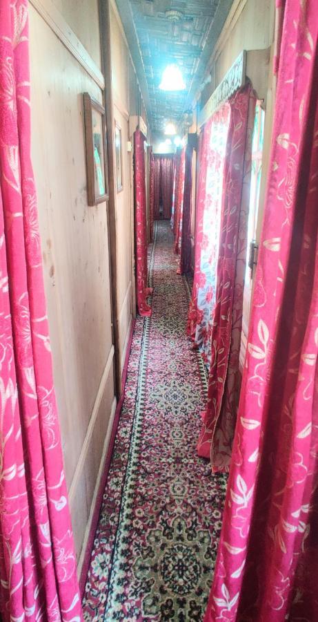 Royal Houseboat Hotel Srinagar  Bagian luar foto