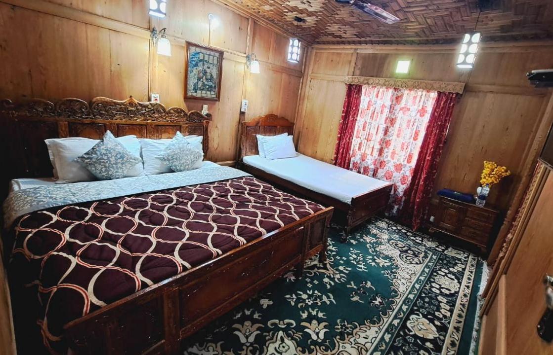 Royal Houseboat Hotel Srinagar  Bagian luar foto